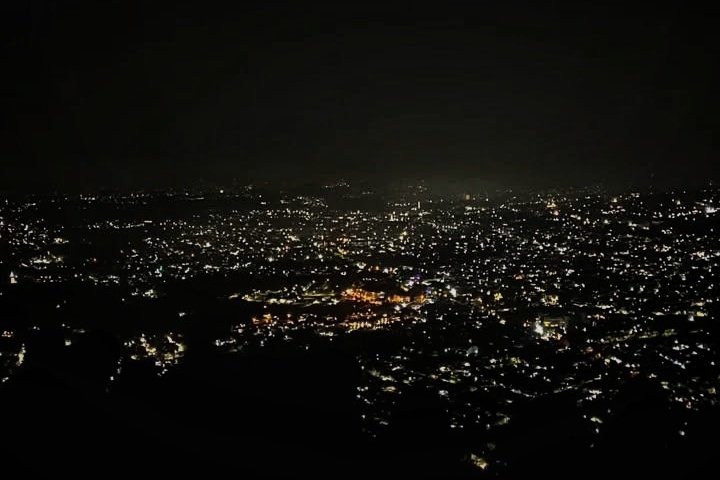 Foto panorama malam di Paralayang Batu
