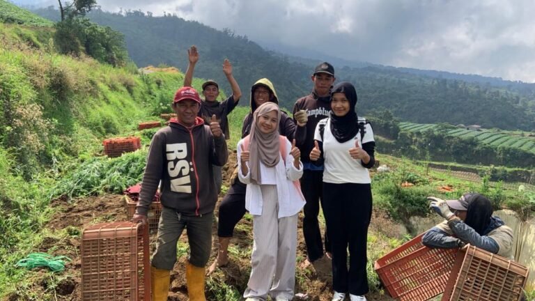 Foto dengan petani lokal, (Sahwahita).