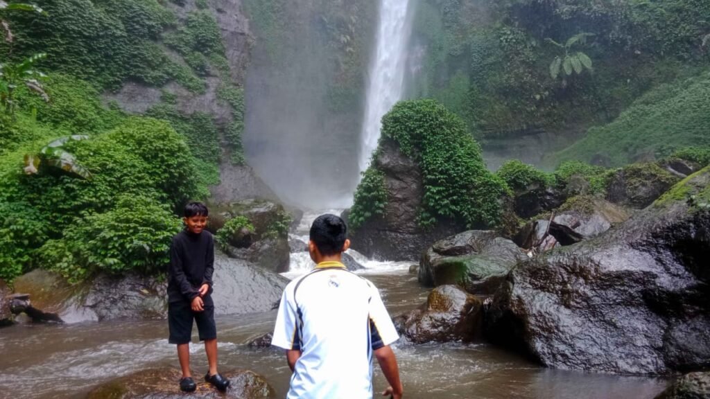 Suasana alam Air Terjun Coban Pelangi