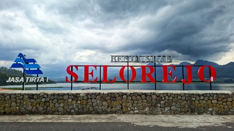 Tulisan Bendungan Selorejo yang sering diunggah dalam hashtag traveling Bendungan Selorejo.
