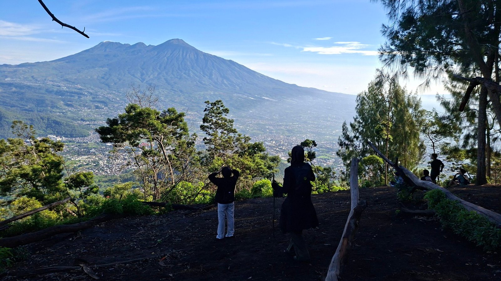 Pendaki melihat pemandangan Gunung Arjuno dari puncak Gunung Bokong
