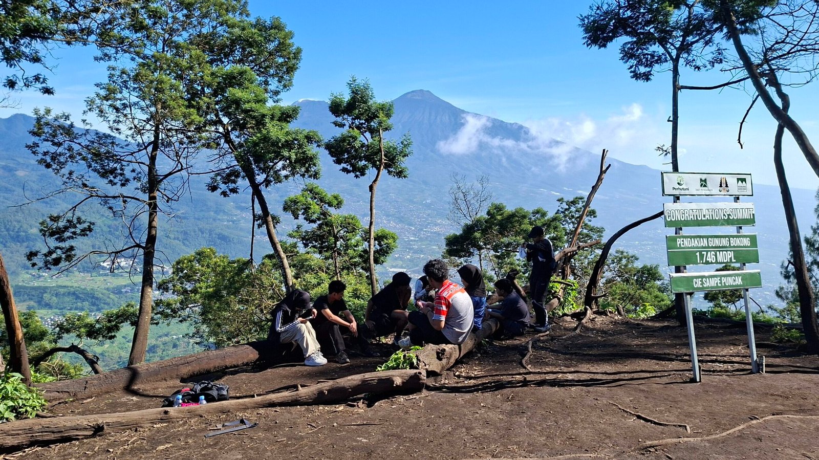 Momen Bersua di Puncak Gunung Bokong