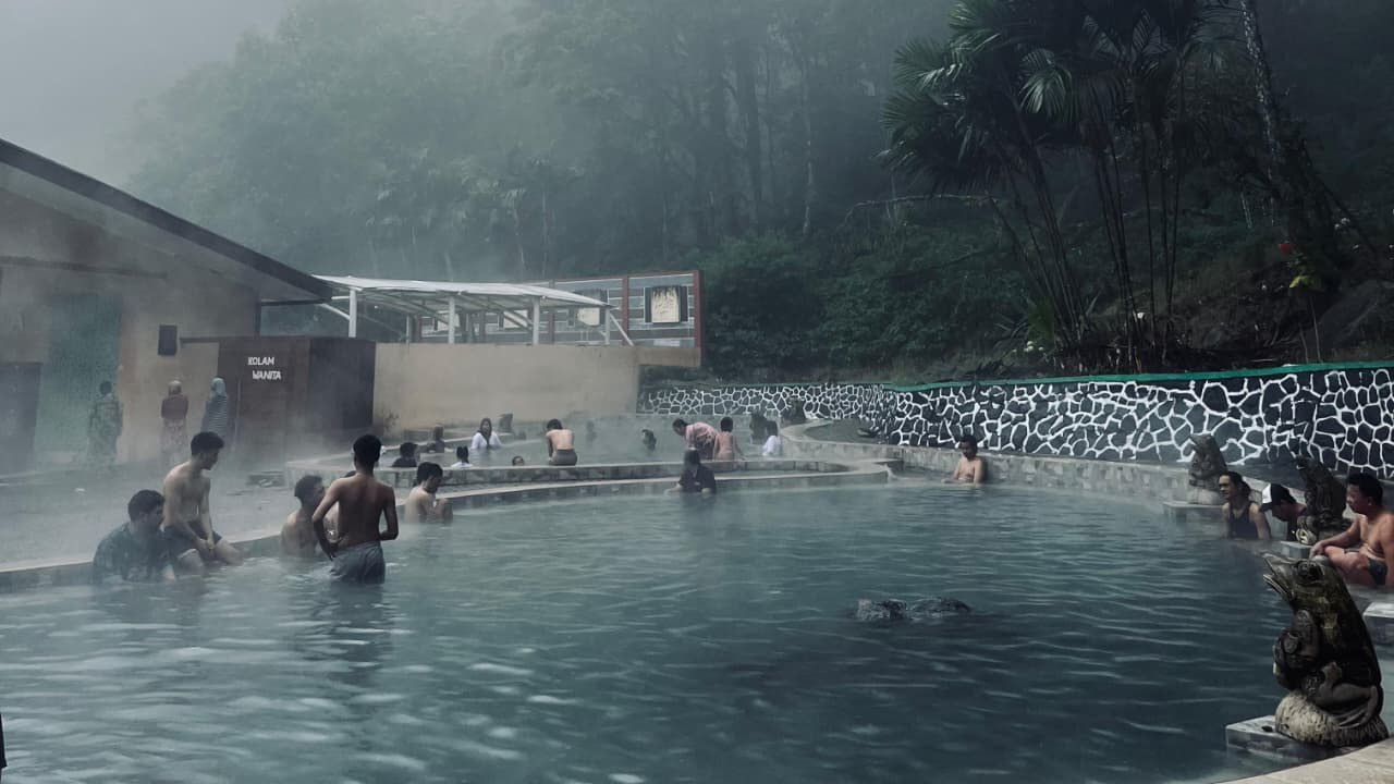 Pengunjung yang sedang berendam