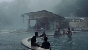 Suasana Pemandian Air Hangat di Cangar