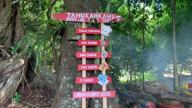 Papan edukasi sampah Sumber Nyolo