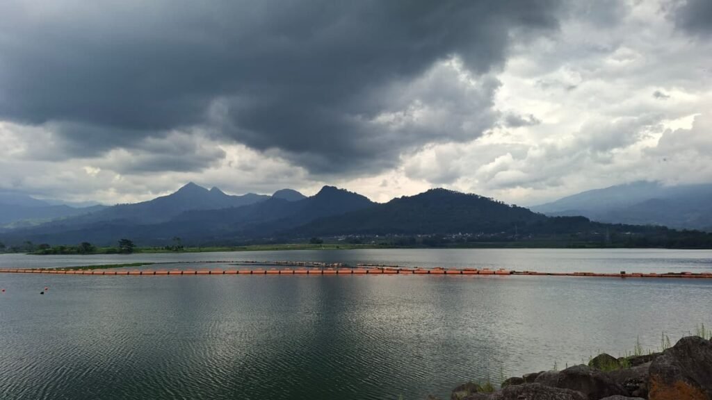 Bendungan Selorejo dengan Latar Waduk dan Perbukitan Hijau.