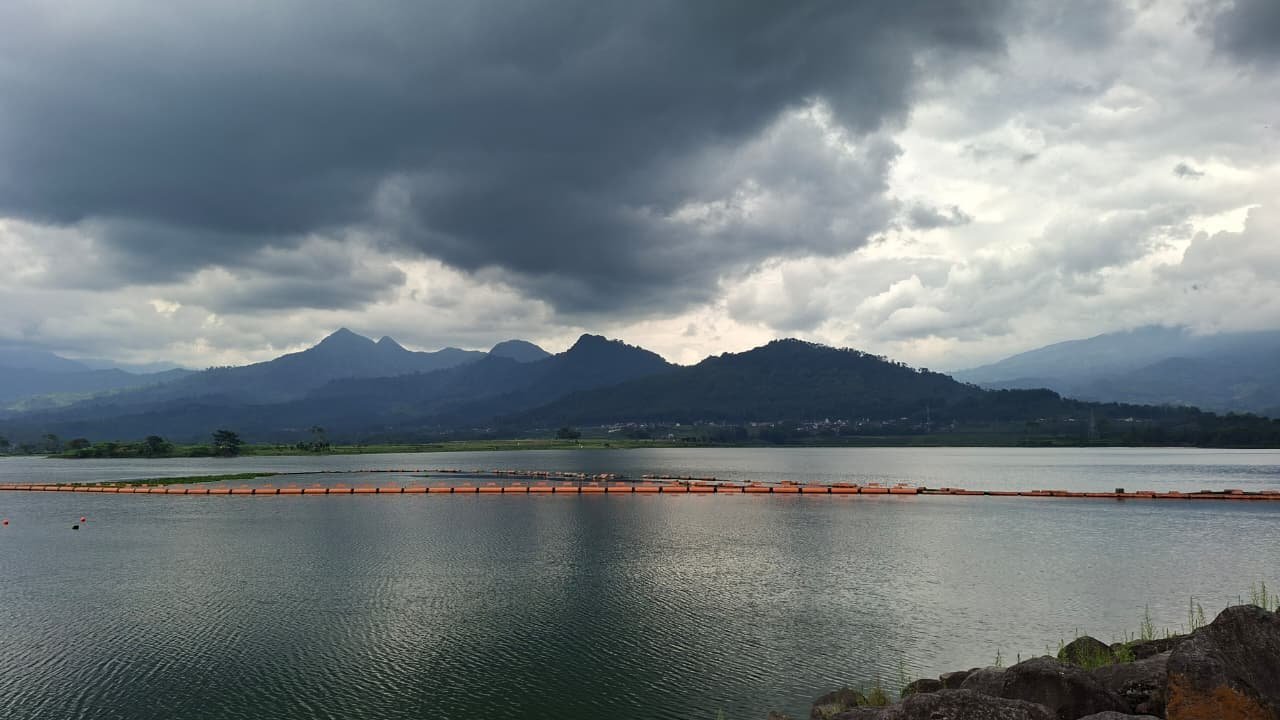 Bendungan Selorejo dengan Latar Waduk dan Perbukitan Hijau.