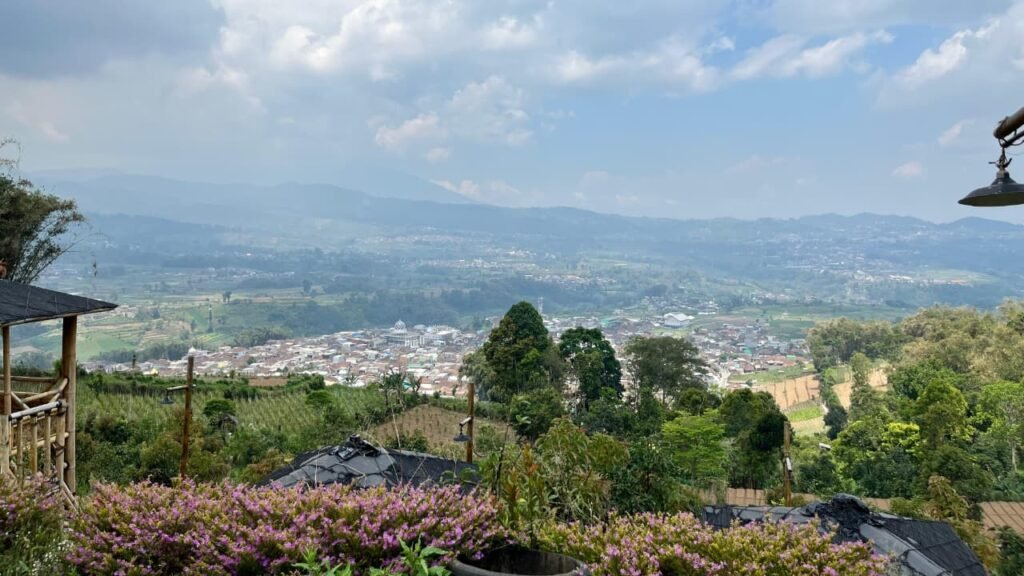 Lanskap terasering hijau dan pegunungan di Desa Wisata Ngabab yang belum banyak muncul di hashtag traveling media sosial