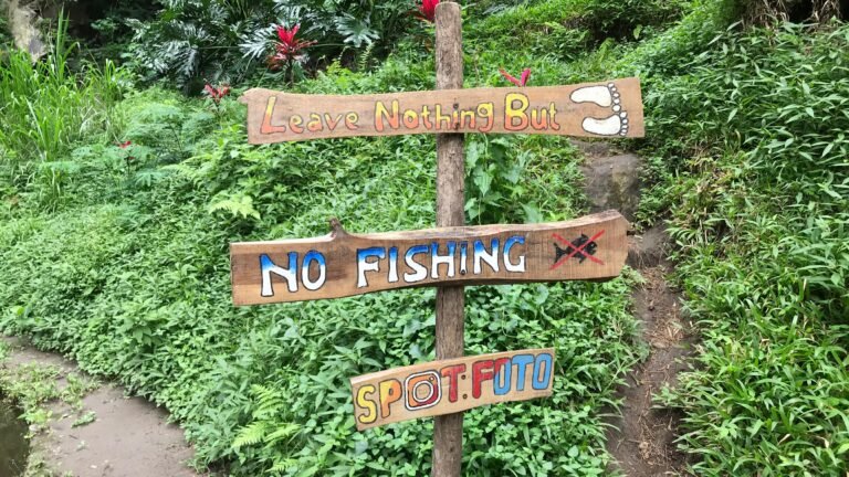 Papan larangan menangkap ikan di Coban Putri