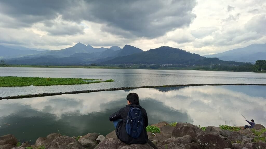 Tepi Bendungan Selorejo dan glamping santai.