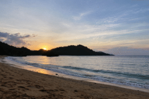 Pesisir Pantai Teluk Asmara sebagai Ruang Pulih dengan langit lembut.