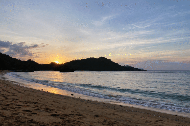 Pesisir Pantai Teluk Asmara sebagai Ruang Pulih dengan langit lembut.