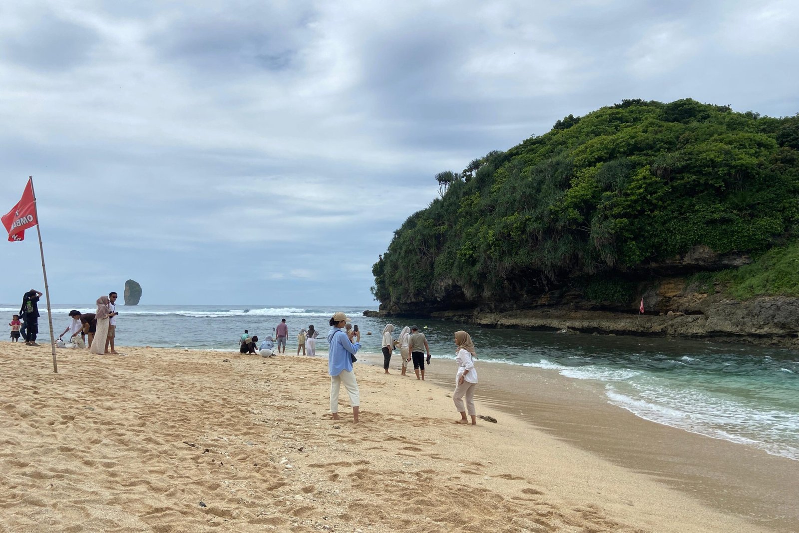 Pantai Tanjung Penyu di Saat Hari Libur dan Tantangan Kesadaran Lingkungan