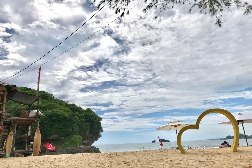 Menikmati Fasilitas Pantai Tanjung Penyu di Masa Soft Opening