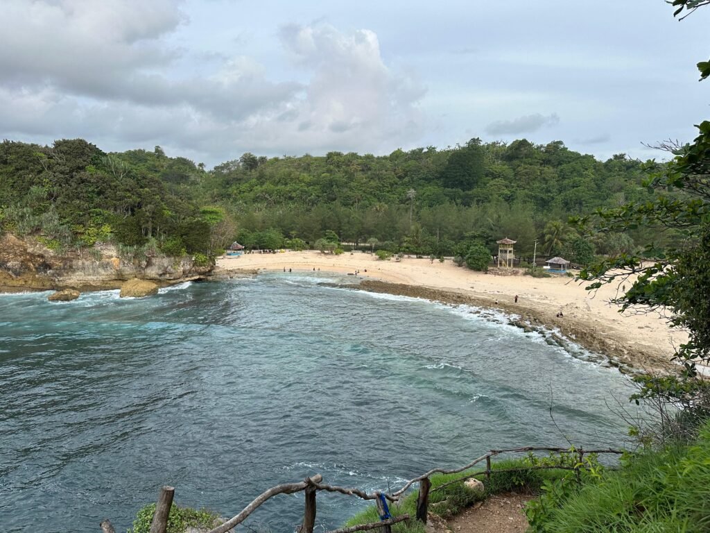Pantai Batu Bengkung Malang: Keindahan Karang Ikonik di Balik Risiko Ombak Selatan