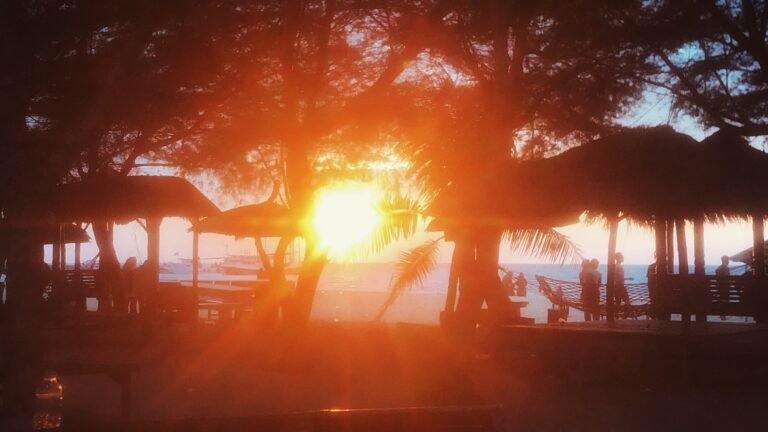 Pemandagan di Pantai Sembilan Gili Genting sore hari