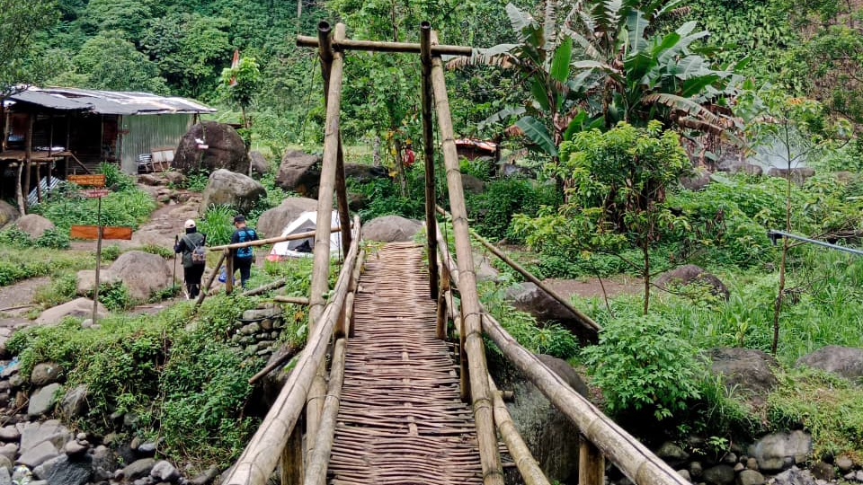 Jembatan bambu yang menjadi akses awal pengunjung menuju jalur pendakian Bukit Cendono.