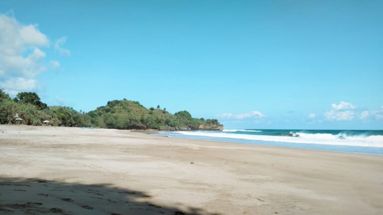 Pemandangan Pantai Nganteb di Malang Selatan