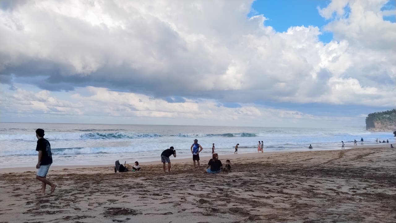 Serunya Liburan Keluarga di Pantai Ngantep yang Masih Alami
