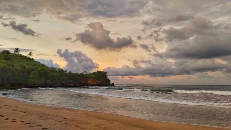 Pesona keindahan Pantai Nganteb di pagi hari.