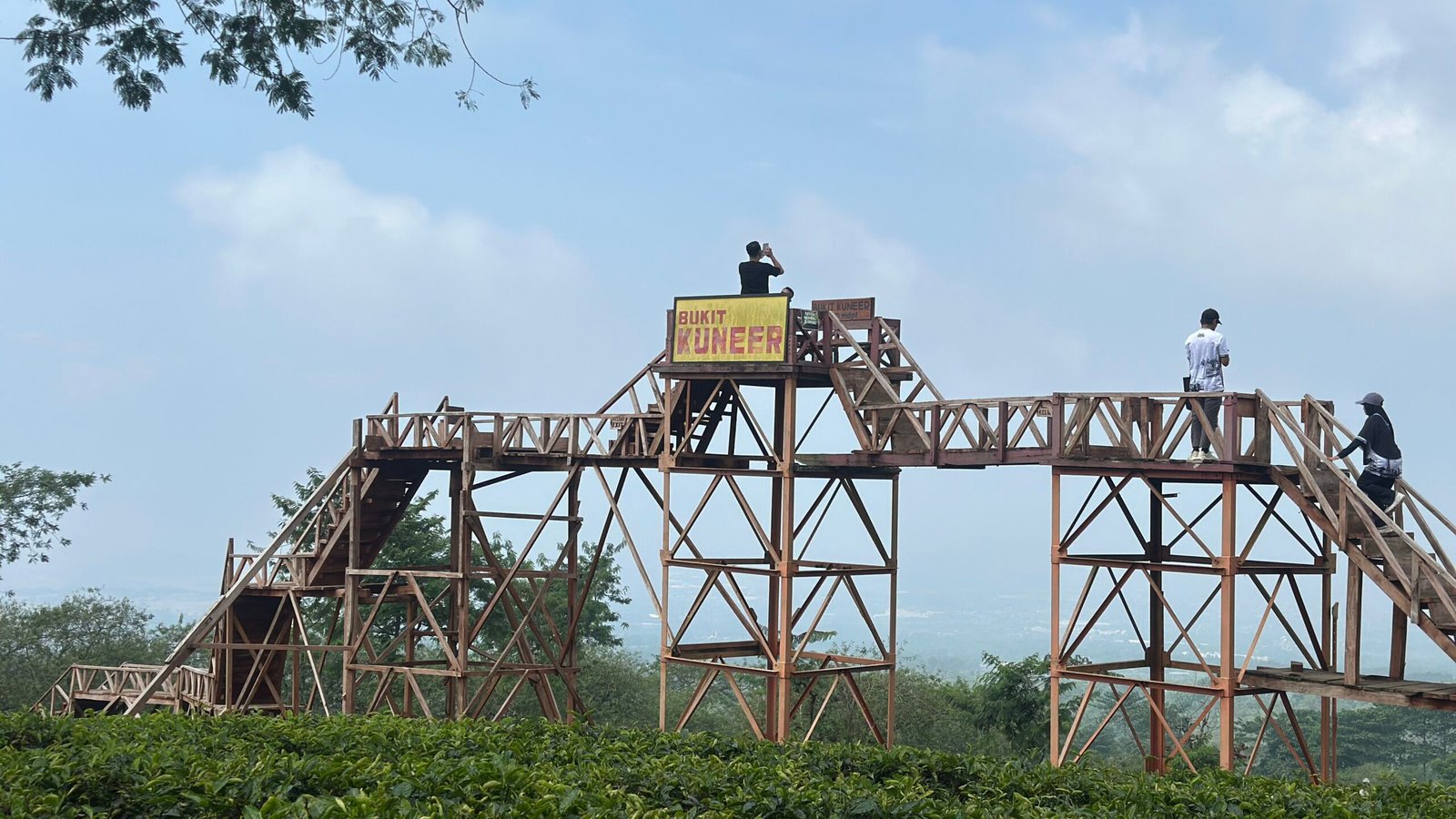 Akses ke Puncak Bukit Kuneer Kini Lebih Mudah, Tangga Baru Ubah Pengalaman Wisatawan