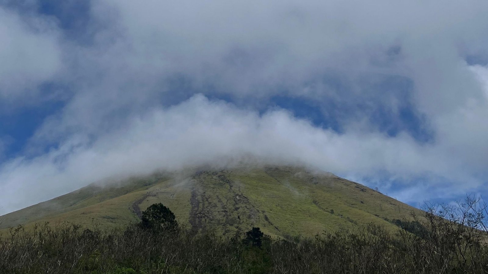 Gunung Penanggungan dan Kabut yang Menenangkan
