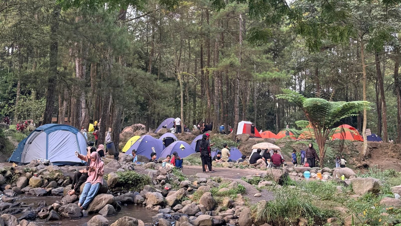 Suasana pengunjung yang sedang camping