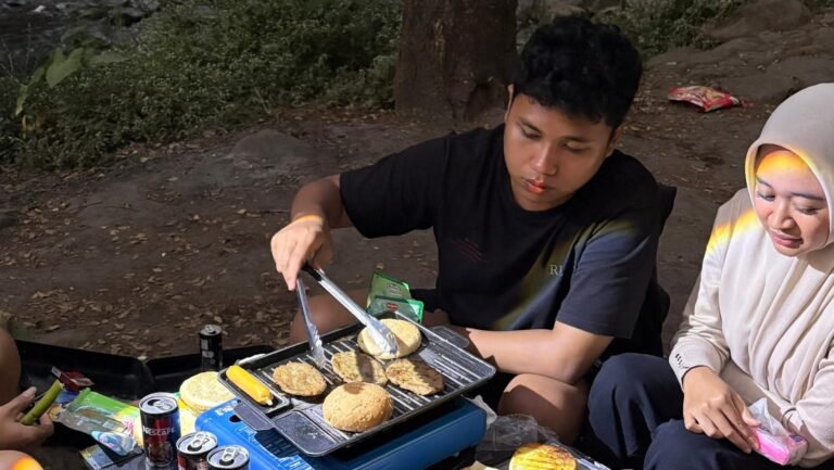 Burger sebagai menu favorit saat camping