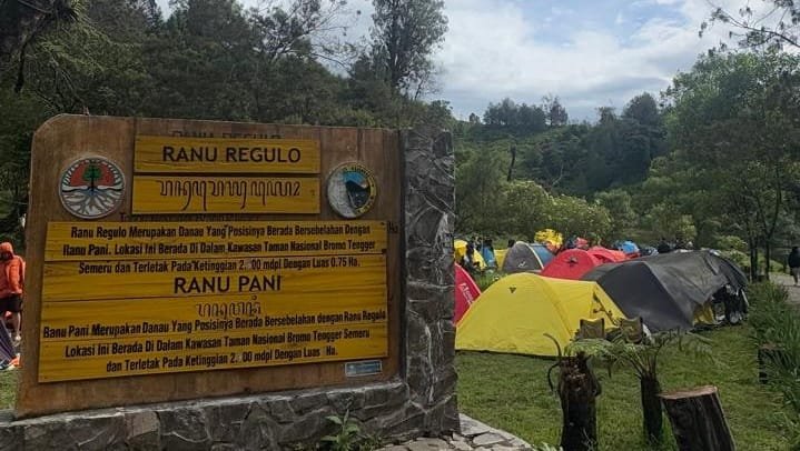 Ranu Regulo dan pengunjungnya yang sedang camping