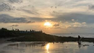 Pemandangan ketika sunset di Pantai Slopeng