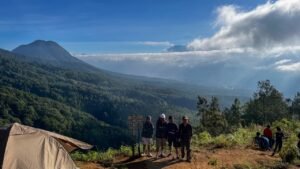 Mengabadikan Kebersamaan di Ketinggian