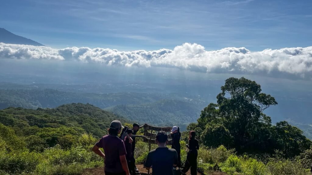 Di Puncak, Waktu Seolah Berhenti